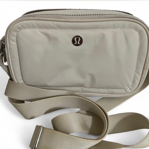 Lululemon Crossbody Camera Bag 2L Off White Cream - Picture 2 of 8